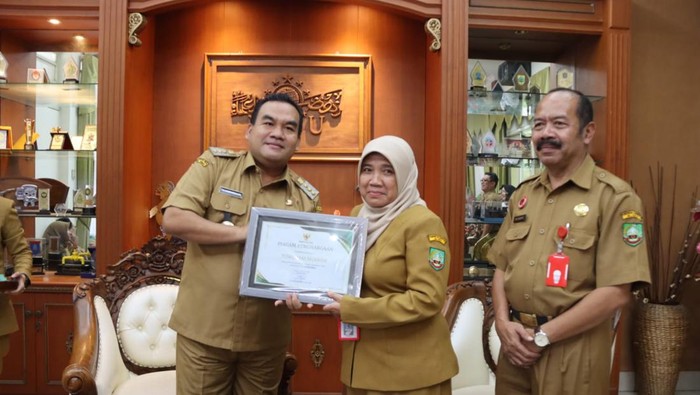 Bupati Blora Arief Rohman saat memberikan Penghargaan Akreditasi kepada 24 Puskesmas dan 2 RSUD Blora yang telah terakreditasi paripurna, di Rumah Dinas Bupati Blora, Senin (12/2/2024).