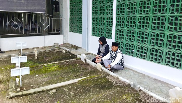 Cak Imin di depan makam ayahnya (Kurniawan Fadilah/detikcom)