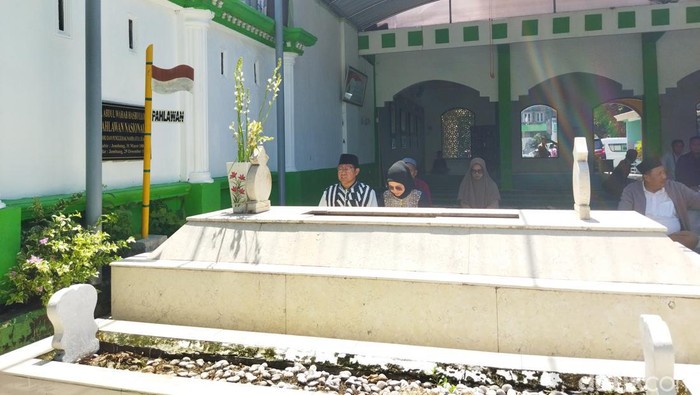 Cak Imin sowan ke kediaman Ibunda dan ziarah makam Kiai Wahab di Jombang. (Kurniawan/detikcom)