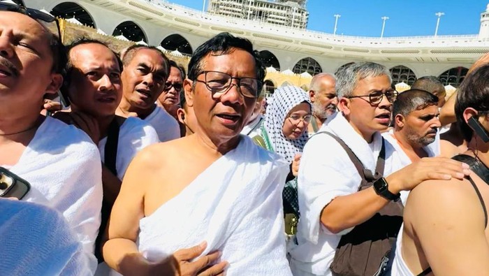 Cawapres nomor urut 3 Mahfud Md mengisi masa tenang Pemilu 2024 dengan ibadah umrah (dok. Ist)