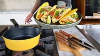 Sebagai juru masak, chef Juna sering memasak di rumah dengan menu spesial. Salah satunya menu taco yang diisi dengan daging udang ini. Foto: Instagram @junarorimpandeyofficial