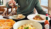 Meskipun menjadi chef, tetapi tidak membuat chef Juna hanya memakan makanan buatannya saja. Ia juga kerap kulineran di tempat favoritnya. Foto: Instagram @junarorimpandeyofficial