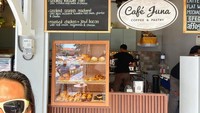 Terakhir ada keseruan chef Juna saat kulineran di Bali. Ia mampir ke Cafe Juna yang banyak disangka orang-orang miliknya, padahal bukan. Ia pun memuji rasa kopi di sini.  Foto: Instagram @junarorimpandeyofficial