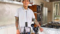 Selain itu, juga juga pernah membuat hidangan spesial berupa salad ini. Selain menu makanan, ia juga memperhatikan alat dapur yang digunakan. Foto: Instagram @junarorimpandeyofficial