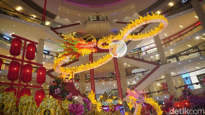 Dekorasi Dinasti Naga Semarakkan Imlek di Pavilion Kuala Lumpur Pavilion Kuala Lumpur menghadirkan dekorasi Tahun Baru Imlek yang menakjubkan. Dekorasi itu bertajuk Dinasti Naga.