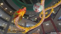 Inti dari kampanye Dragon Dynasty Pavilion KL adalah pemandangan menakjubkan dari dua naga emas megah yang turun dengan anggun dari awan keberuntungan ke dalam Centre Court mal.