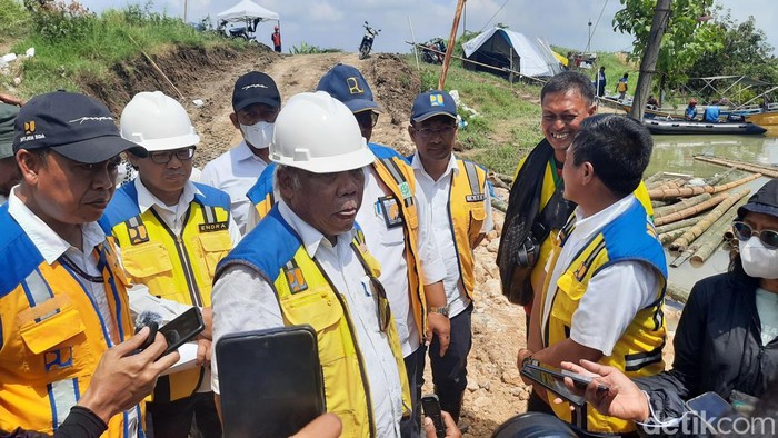 Menteri Pekerjaan Umum dan Perumahan Rakyat (PUPR) Basuki Hadimuljono saat mengecek tanggul Sungai Wulan yang menyebabkan banjir di Demak, Senin (12/2/2024).
