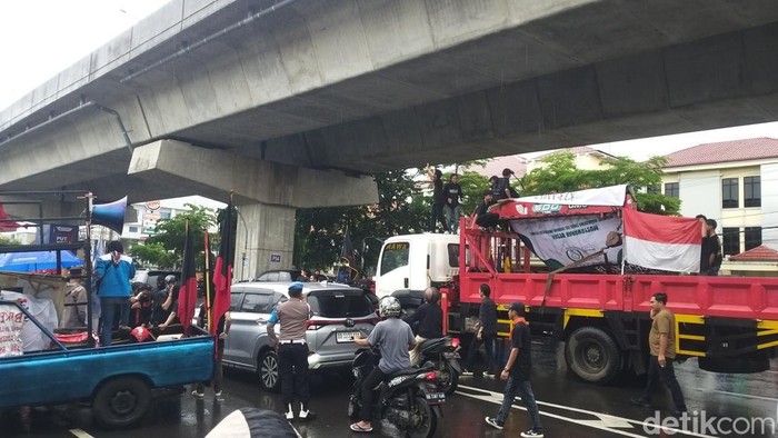 Demo di depan kantor KPU Sulsel.