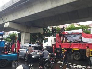 Demo di Depan Kantor KPU Sulsel, Lalin Jalan AP Pettarani Makassar Macet