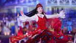 Potret Dilraba Dilmurat, Cantik Menari Pakai Baju Adat Uighur