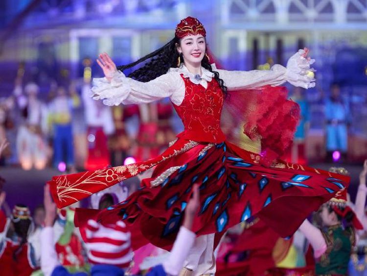 Potret Dilraba Dilmurat, Cantik Menari Pakai Baju Adat Uighur