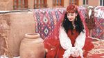 Potret Dilraba Dilmurat, Cantik Menari Pakai Baju Adat Uighur
