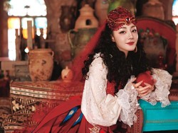 Potret Cantik Dilraba Menari Tradisional, Pakai Baju Daerah Kampung Halaman