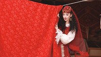 Aku sangat tersanjung bisa berpartisipasi dalam acara Gala Festival Musim Semi di Kashgar, Xinjiang yang membawa aku pulang ke kampung halaman, kata Dilraba di Weibo. (dok. Weibo)