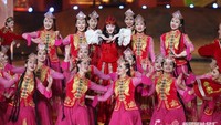 Dilraba tampak sangat menonjol di antara gadis penari Uighur lainnya. Maklum, Dilraba adalah artis keturunan Uighur paling populer di China. (dok. Weibo)