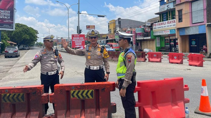 Dirlantas Polda Jawa Tengah Kombes Sonny Irawan didampingi pejabat Ditlantas Polda Jateng di Simpang 3 Trengguli, Wonosalam, Demak, Senin (12/2/2024).