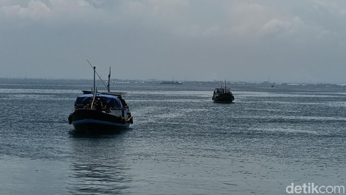 Distribusi kotak surat suara ke Gili Ketapang, Probolinggo naik 2 kapal tradisional.
