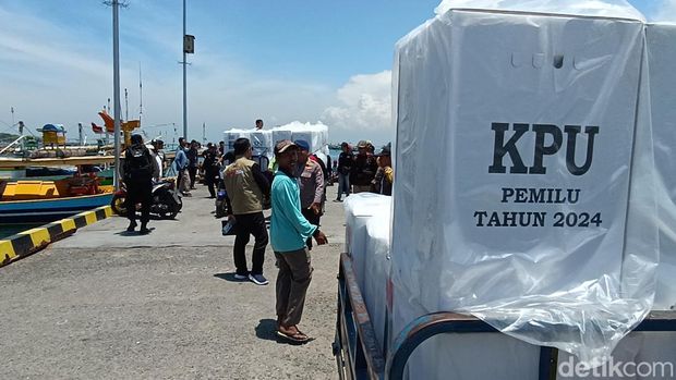 Distribusi kotak surat suara ke Gili Ketapang, Probolinggo naik 2 kapal tradisional.