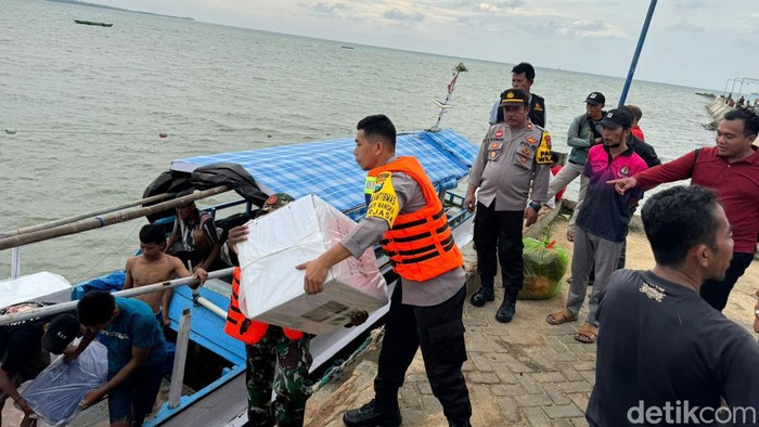 Distribusi logistik Pemilu 2024 ke Desa Buddi, Kecamatan Arjasa, di Kepulauan Kangean, Sumenep.