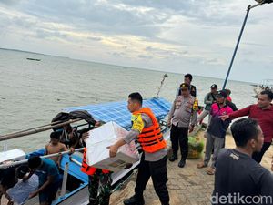 Melihat Perjuangan Petugas Antar Logistik Pemilu ke Desa Terpencil Kangean