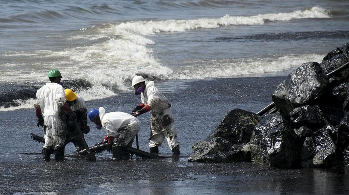 Duh, Tumpahan Minyak Cemari Pantai di Trinidad dan Tobago Workers from state own Heritage Petroleum Oil and Gas Company clean up an oil spill that reached Rockly Bay beach, in Scarborough, south western Tobago, Trinidad and Tobago, Sunday, Feb. 11, 2024. (AP Photo/Akash Boodan)