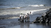 Rowley mengatakan tim sedang berupaya untuk mengatasi tumpahan tersebut. Pihak berwenang mengatakan penjaga pantai diberitahu pada hari Rabu tentang tumpahan tersebut, dan pada hari Kamis, telah meningkatkan situasi menjadi ancaman tingkat dua, sehingga mereka dapat meningkatkannya dari ancaman lokal menjadi ancaman nasional.  