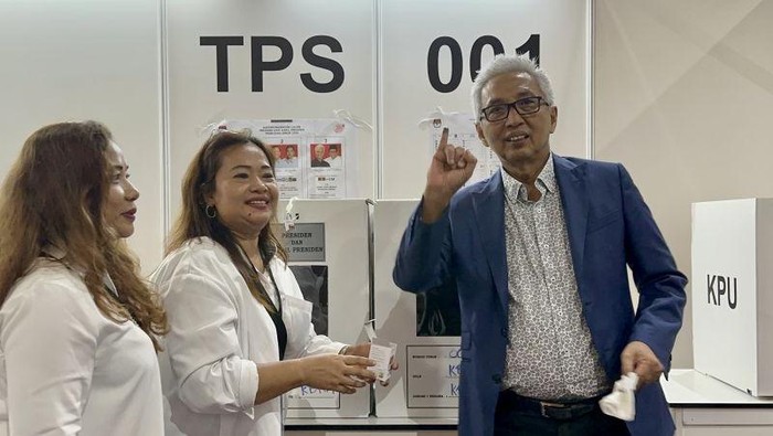 Duta Besar Indonesia untuk Malaysia, Hermono, saat mencoblos di Kuala Lumpur (dok. Antara)