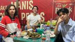 Keseruan El Rumi Makan Bersama Keluarga hingga Jajan Kaki Lima