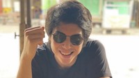 Momen kuliner kaki lima El Rumi lainnya juga tampak seru. Ia terlihat menikmati seporsi sate kerang di sebuah warung makan. Foto: Instagram @elelrumi