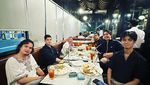 Keseruan El Rumi Makan Bersama Keluarga hingga Jajan Kaki Lima