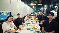 Tak sendirian, tapi El Rumi menikmati kuliner kaki lima bersama Al, Dul, dan rekan-rekannya di The Lucky Laki. Mereka berada di sebuah rumah makan menikmati nasi dan beragam lauk. Foto: Instagram @elelrumi