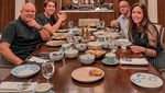 Keseruan El Rumi Makan Bersama Keluarga hingga Jajan Kaki Lima