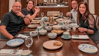 El juga sempat membagikan momen makan bersama dengan sang ibu dan keluarganya pada hari pertama Idul Fitri 2023. Dalam foto tersebut, mereka tampak hangat. Foto: Instagram @elelrumi