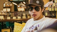 Momen kuliner El Rumi kerap dibagikan. Salah satunya momen dirinya nongkrong di sebuah kafe yang tampilannya modern. Foto: Instagram @elelrumi