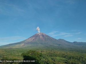 Alami 19 Kali Letusan Sehari, Status Semeru Siaga