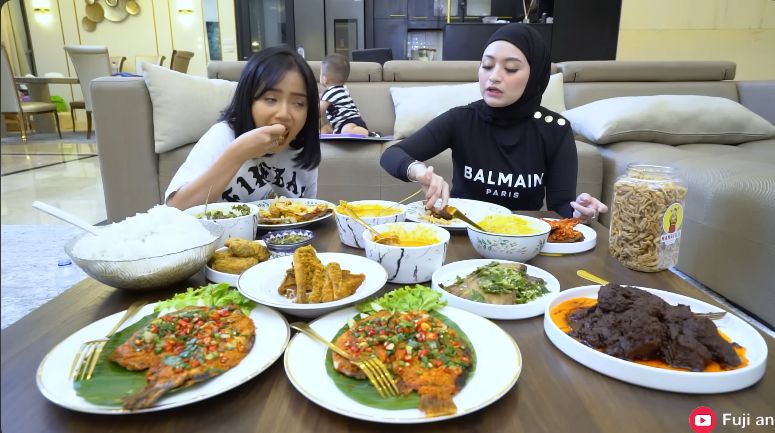 Momen Fuji mukbang nasi Padang