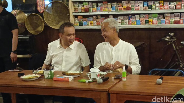 Ganjar Pranowo dan Cak Lontong makan malam bersama di kawasan Kota Lama Semarang, Senin (12/2/2024).