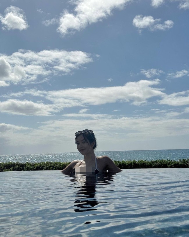 Penggemar sontak heboh setelah melihat postingan terbarunya pada Minggu (11/2/2024). Pasalnya Eunbi tampak memakai bikini saat berenang di Four Seasons Resort O’ahu di Ko Alina, Hawaii. Foto: dok. Instagram @silver_rain.__