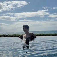 Penggemar sontak heboh setelah melihat postingan terbarunya pada Minggu (11/2/2024). Pasalnya Eunbi tampak memakai bikini saat berenang di Four Seasons Resort O’ahu di Ko Alina, Hawaii. Foto: dok. Instagram @silver_rain.__