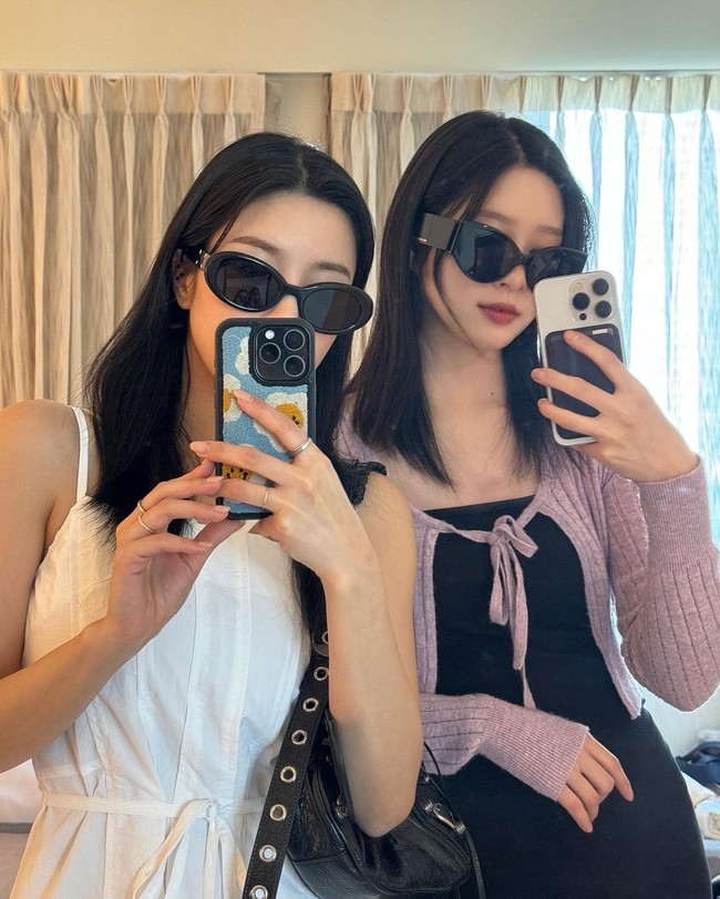 Kwon Eunbi baru-baru ini menikmati waktu liburan di Hawaii. Seperti yang terlihat dalam postingan Instagram-nya, Eunbi pergi bersama Kim Minju, yang pernah menjadi rekan personelnya di grup KPop IZ*ONE. Foto: dok. Instagram @silver_rain.__