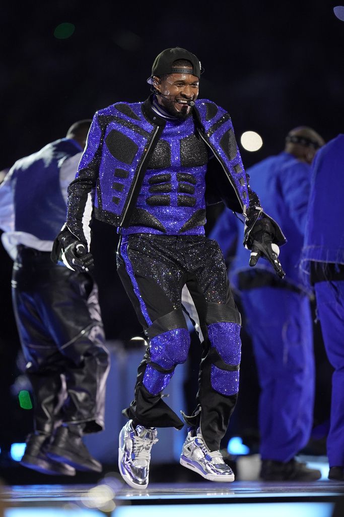Gaya Usher di Super Bowl Halftime 2024 Usher performs during halftime of the NFL Super Bowl 58 football game Sunday, Feb. 11, 2024, in Las Vegas. (AP Photo/Steve Luciano)
