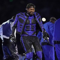 Sepatu roda lalu diganti sneakers bernuansa metalik yang mengilap. Tidak ketinggalan baseball hitam yang tetap terpancar aura kemewahan berkat detail berliannya. (Foto: AP/Steve Luciano)