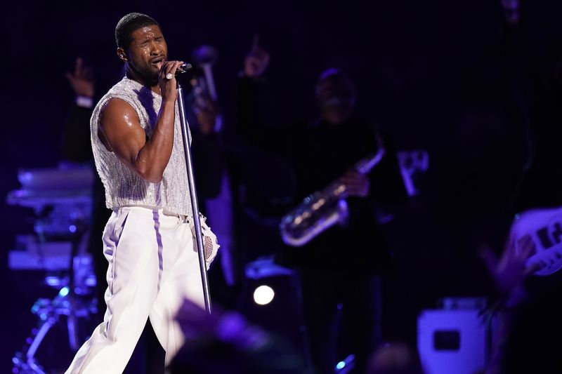Gaya Usher di Super Bowl Halftime 2024 Usher performs during halftime of the NFL Super Bowl 58 football game Sunday, Feb. 11, 2024, in Las Vegas. (AP Photo/Steve Luciano)