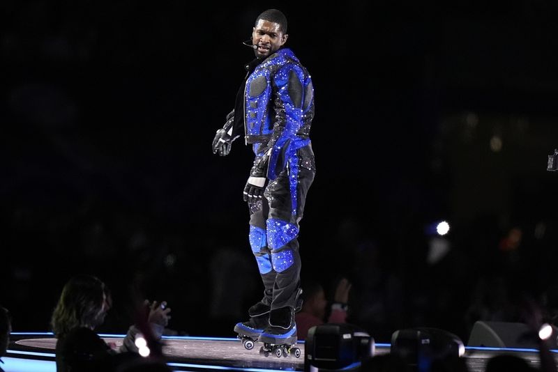 Gaya Usher di Super Bowl Halftime 2024 Usher performs during halftime of the NFL Super Bowl 58 football game between the San Francisco 49ers and the Kansas City Chiefs on Sunday, Feb. 11, 2024, in Las Vegas. (AP Photo/Frank Franklin II)