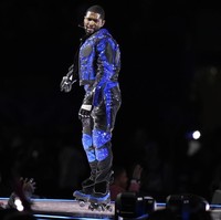 Didominasi nuansa biru dan hitam, busana ini bertabur 394.000 kristal yang cukup untuk membuatnya berkilauan di stadion berkapasitas 65.000 orang itu. (Foto: AP Photo/Frank Franklin II)