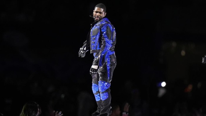 Gaya Usher di Super Bowl Halftime 2024 Usher performs during halftime of the NFL Super Bowl 58 football game between the San Francisco 49ers and the Kansas City Chiefs on Sunday, Feb. 11, 2024, in Las Vegas. (AP Photo/Frank Franklin II)
