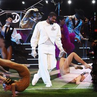 Pemilihan busana mendapat perhatian khusus dari penyanyi R&B 45 tahun itu. “Apa yang Anda pakai sangatlah berarti,” kata Usher kepada Vogue jelang penampilan. (Foto: Kevin Mazur/Getty Images for Roc Nation)