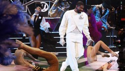 8 Gaya Usher Hebohkan Super Bowl 2024, Pakai Off-White Hingga Dolce & Gabbana