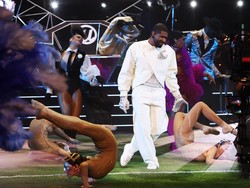 8 Gaya Usher Hebohkan Super Bowl 2024, Pakai Off-White Hingga Dolce & Gabbana