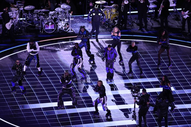 Penampilan tersebut turut menandai peluncuran sepatu roda buah kolaborasi Usher bersama Riedell Skates, dan Liberty Ross, salah satu pendiri arena Flipper’s Roller Boogie Palace. Mereka membuat sepatu roda yang terbuat dari kombinasi material kulit dan suede dengan aksen berwarna biru. (Foto: Michael Reaves/Getty Images)